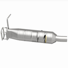 Load image into Gallery viewer, MagnaFlow 09-17 Ford F53 V10 6.8L Underbody Direct Fit Catalytic Converter

