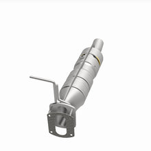 Load image into Gallery viewer, MagnaFlow 09-17 Ford F53 V10 6.8L Underbody Direct Fit Catalytic Converter
