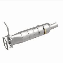 Load image into Gallery viewer, MagnaFlow 09-17 Ford F53 V10 6.8L Underbody Direct Fit Catalytic Converter
