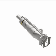 Load image into Gallery viewer, MagnaFlow 09-17 Ford F53 V10 6.8L Underbody Direct Fit Catalytic Converter
