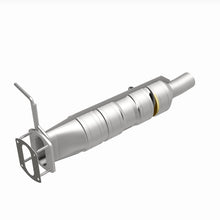 Load image into Gallery viewer, MagnaFlow 09-17 Ford F53 V10 6.8L Underbody Direct Fit Catalytic Converter
