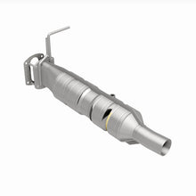 Load image into Gallery viewer, MagnaFlow 09-17 Ford F53 V10 6.8L Underbody Direct Fit Catalytic Converter
