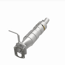 Load image into Gallery viewer, MagnaFlow 09-17 Ford F53 V10 6.8L Underbody Direct Fit Catalytic Converter
