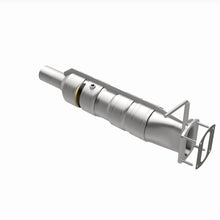 Load image into Gallery viewer, MagnaFlow 09-17 Ford F53 V10 6.8L Underbody Direct Fit Catalytic Converter
