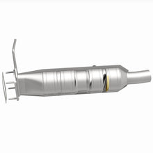 Load image into Gallery viewer, MagnaFlow 09-17 Ford F53 V10 6.8L Underbody Direct Fit Catalytic Converter
