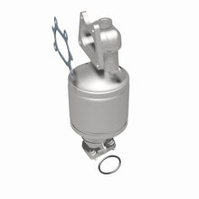 Load image into Gallery viewer, MagnaFlow Conv DF 04-07 Saturn VUE 3.5L Front
