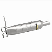 Load image into Gallery viewer, MagnaFlow 09-17 Ford F53 V10 6.8L Underbody Direct Fit Catalytic Converter
