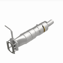 Load image into Gallery viewer, MagnaFlow 09-17 Ford F53 V10 6.8L Underbody Direct Fit Catalytic Converter
