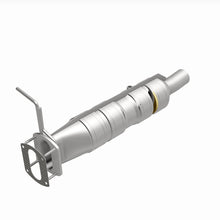 Load image into Gallery viewer, MagnaFlow 09-17 Ford F53 V10 6.8L Underbody Direct Fit Catalytic Converter
